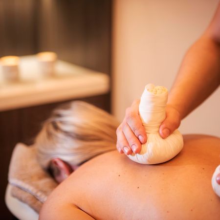 The Landmark Londra Esterno foto Thai herbal compress massage