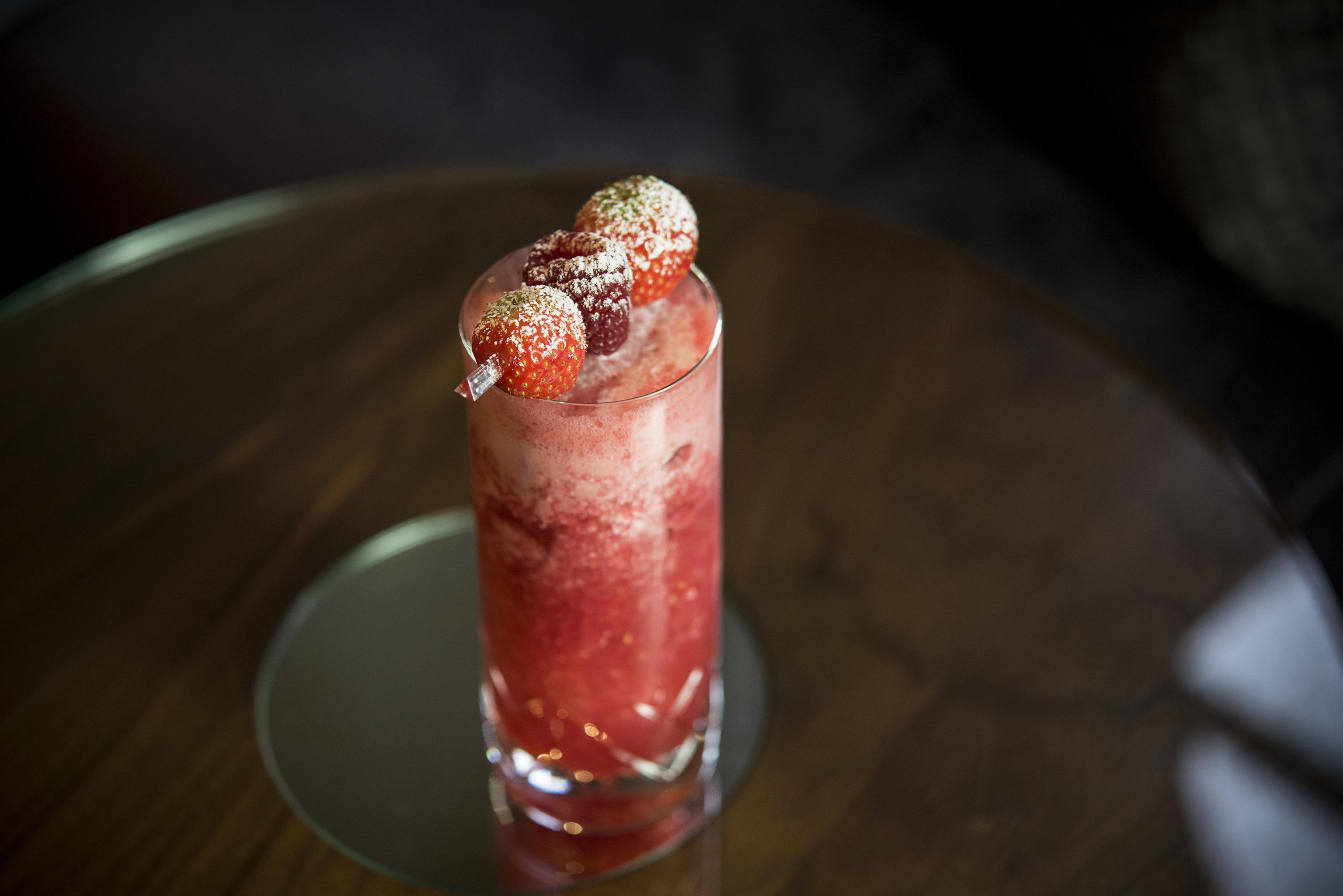 The Landmark Londra Esterno foto A strawberry and lime soda