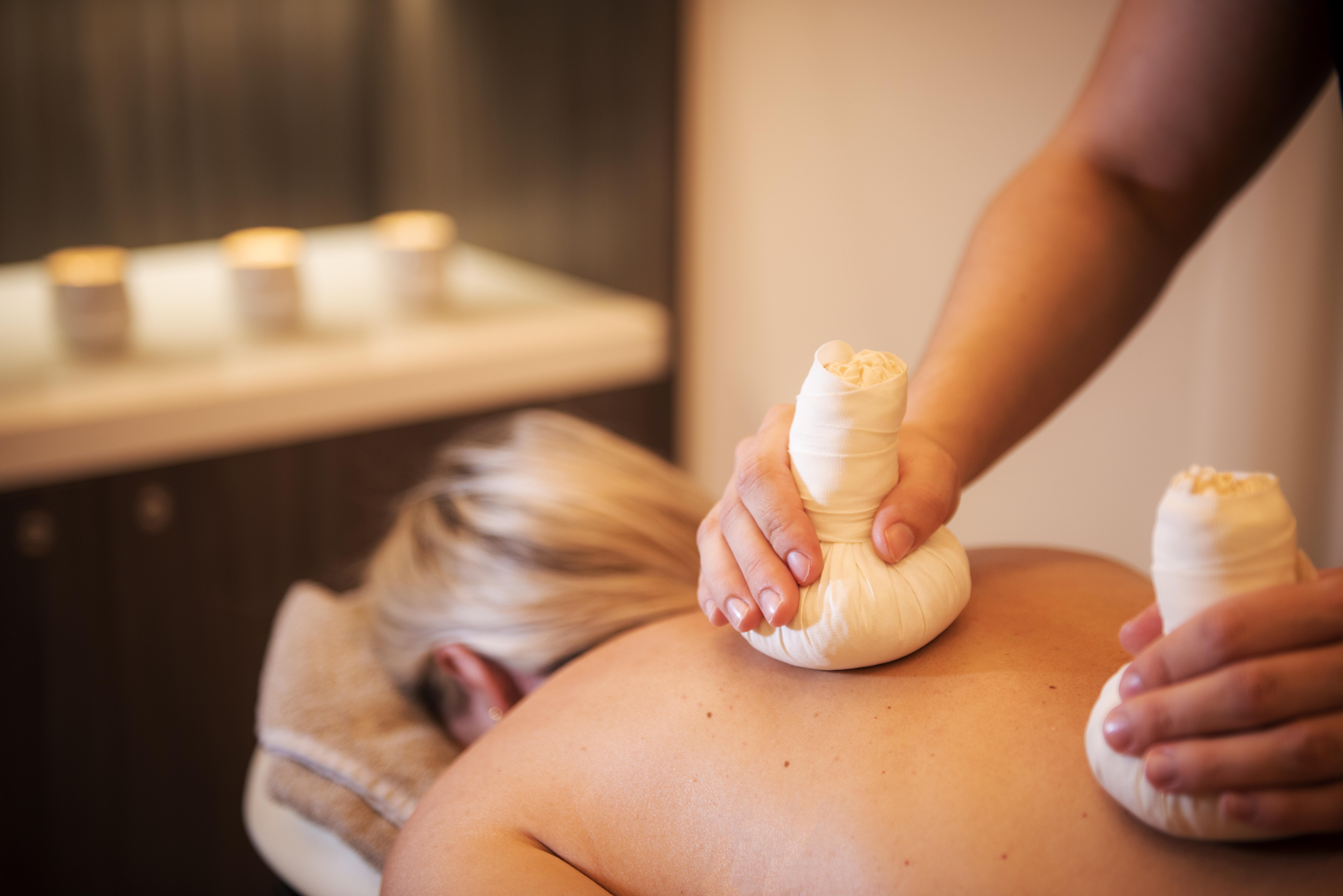 The Landmark Londra Esterno foto Thai herbal compress massage