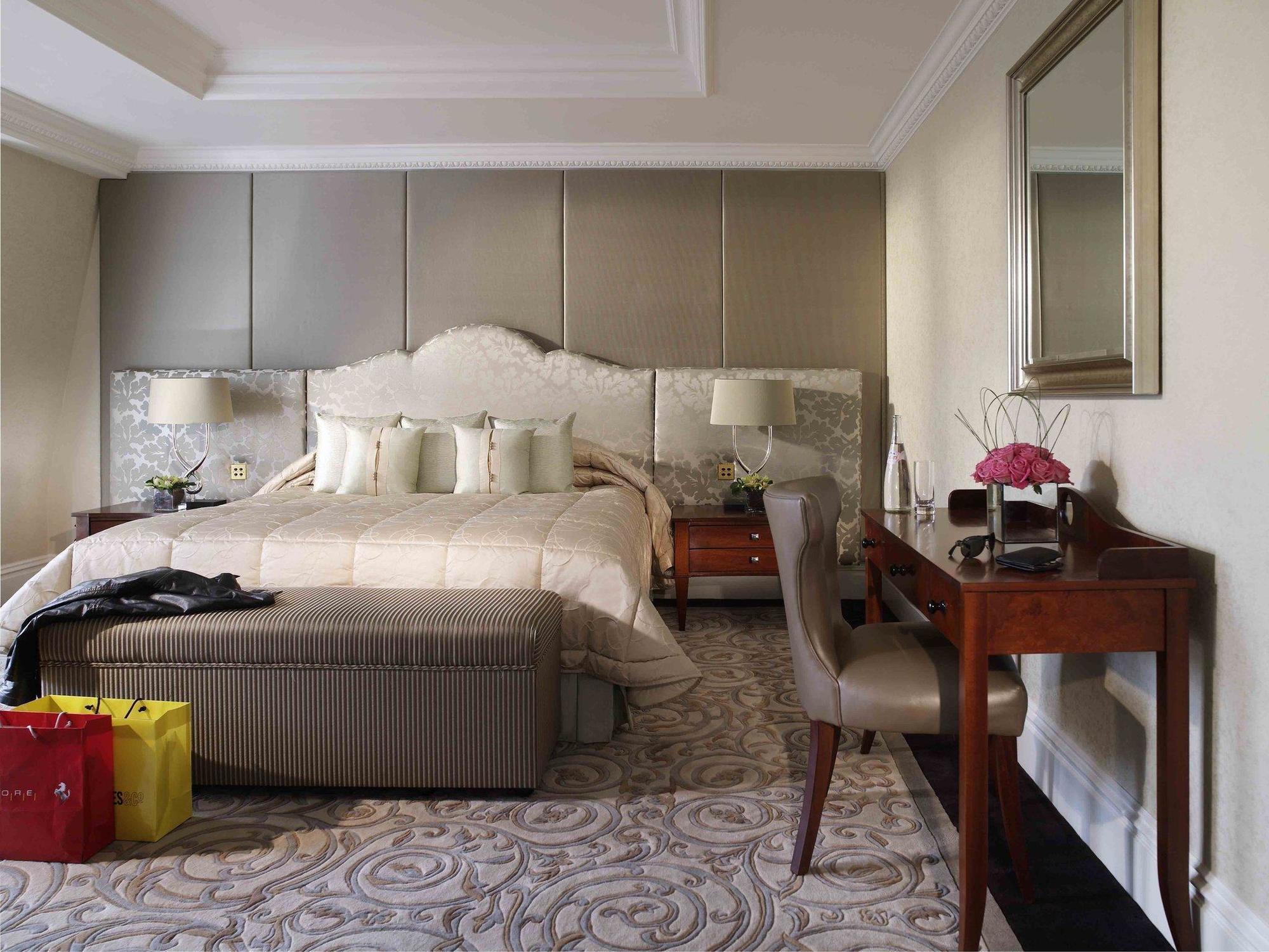 The Landmark Londra Camera foto A bedroom at The Ritz-Carlton, Dubai