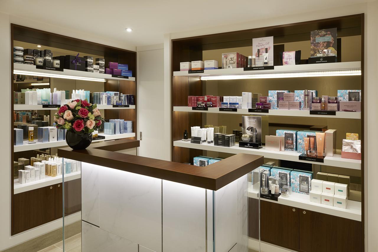 The Landmark Londra Esterno foto The interior of a typical duty-free shop
